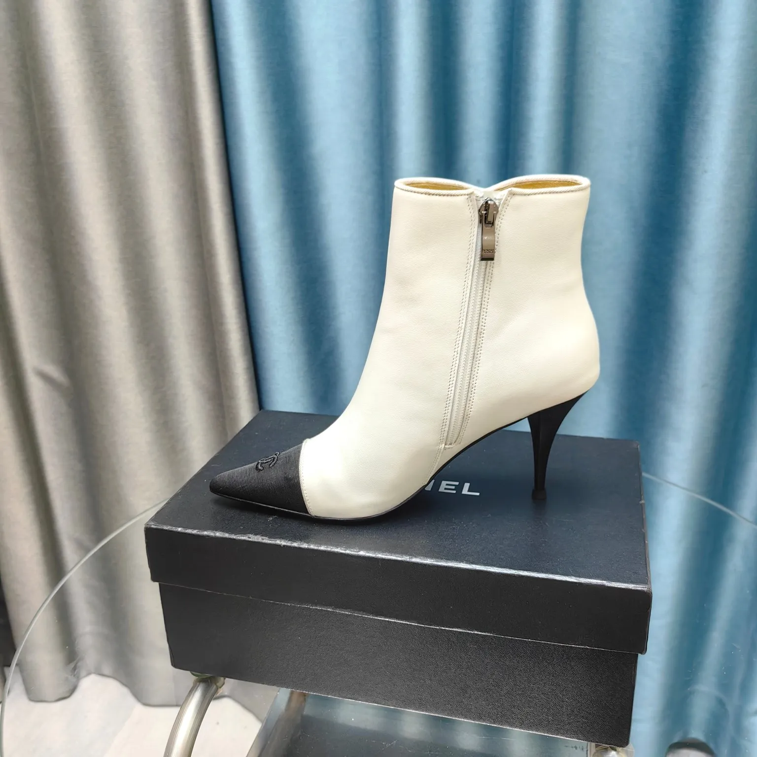 👟👟Ex-factory price 700👟👟Chanel 24B new pointed toe double C embroidered short boots Super handsome shoe shape😎 Cowhide upper, sheepskin lining, genuine leather outsole, 8cm heel height, Size: 35-39, other sizes can be customized